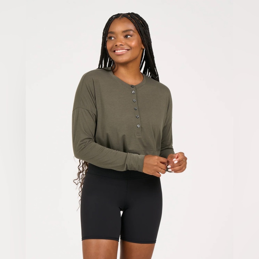 Vuori Avalon Henley in Oregano Green Size X-Small XS Boxy Cropped Long Sleeve
